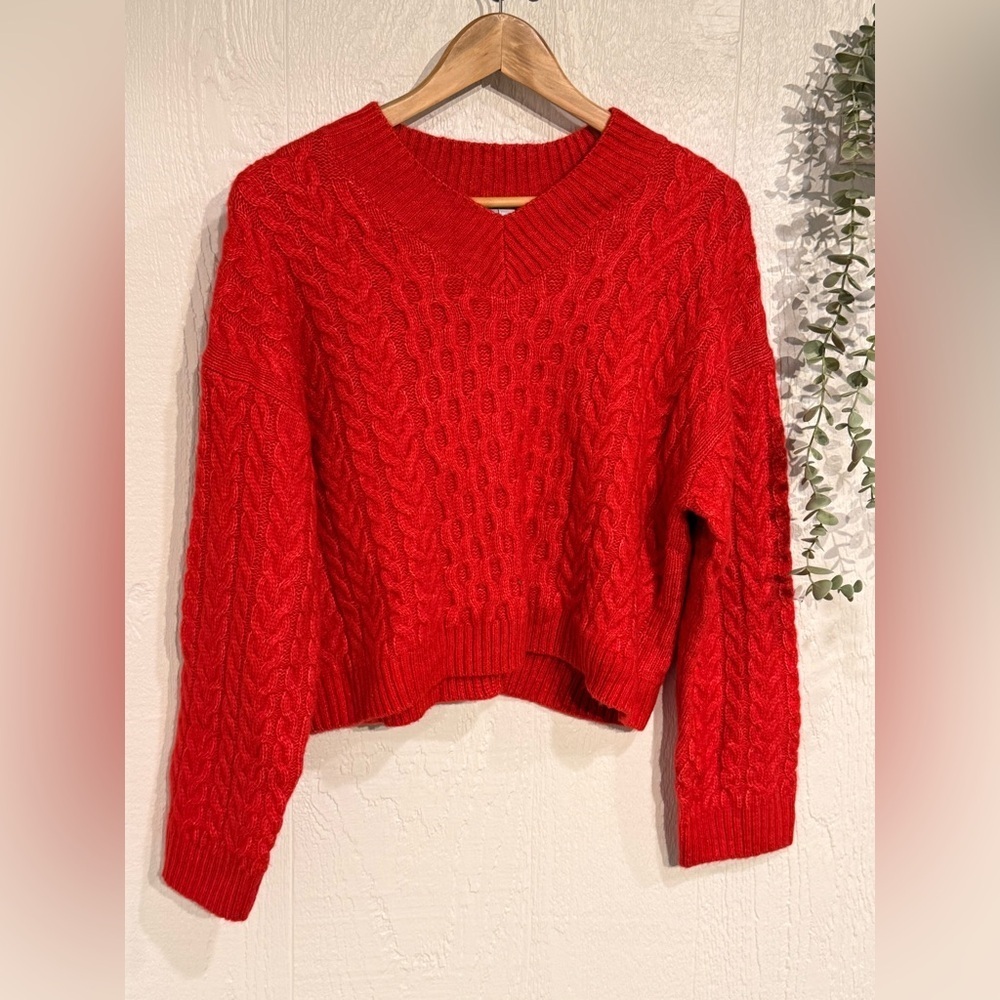 LEONA‎ cable high v-neck pullover NWOT true red